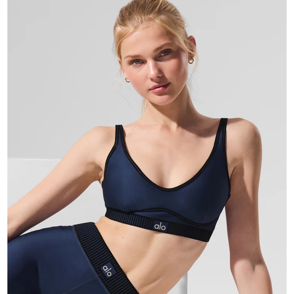 ALO Yoga airlift line up bra